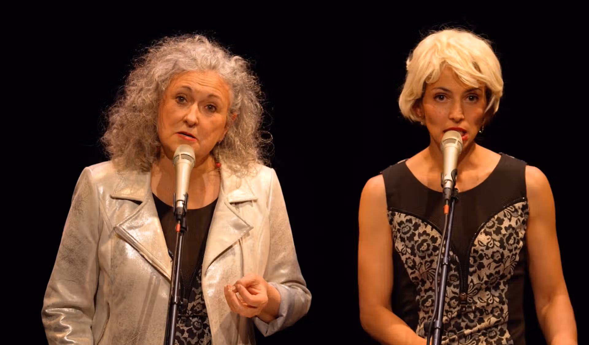 Alice et Agnès chantent debout derrière un piano, avec des perriques