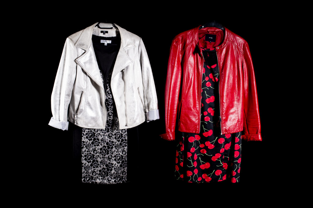 Les costumes de scène des 2A, une robe couleur cerise et une robe noire avec de la dentelle argentée